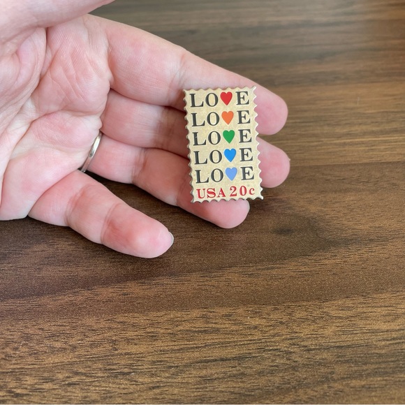 Vintage 1984 USPS Love Stamp Post Office Brooch Pin - Picture 6 of 8